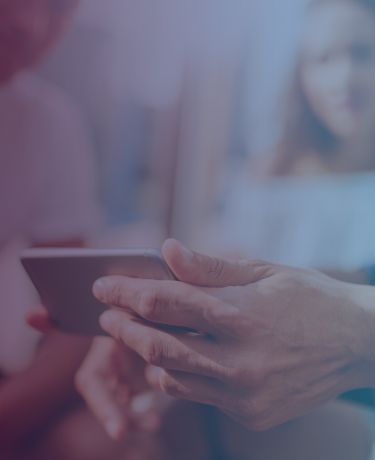 Manos sosteniendo un teléfono inteligente